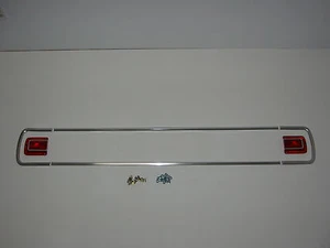 65 molduras superiores/inferiores para panel trasero Chevelle con lente de luz trasera y molduras "C" - Imagen 1 de 1