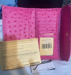 Dooney & Bourke Continental Clutch Geldbörse Fuchsia Straußenleder Neu mit Etikett 178 $ - Bild 1 von 8