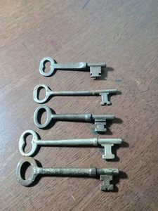 Konvolut 5 antike Kleiderschrank Koffer Schlüssel - Metall - verschiedene Beschläge - 1 gemarkt DEUTSCHLAND - Bild 1 von 3