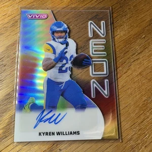 Autografo 2025 Leaf Vivid Neon Clear Kyren Williams 2/3 LA Rams - Foto 1 di 2
