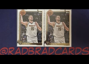 Lote de 2 tarjetas de baloncesto de la NBA Denver Nuggets 25-26 Topps Nikola Jokic como nuevas - Imagen 1 de 1
