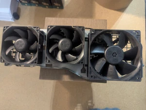 Dell Precision T7910 3-Fan Front Cage Assembly 4-Pin Dell P/N: 1B23LV800 - Afbeelding 1 van 2