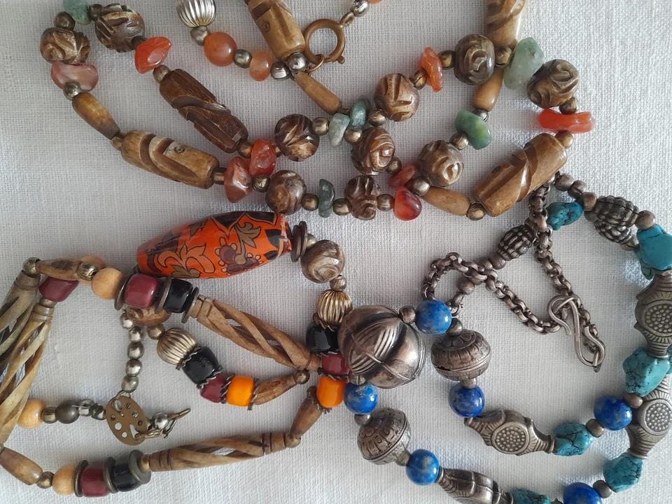 Lotto tre collane vintage etniche, osso, turchese, pietre, metallo, colorate - Immagine 1 di 4