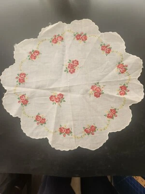 Red Roses w Small Yellow Daisies Handkerchief Dresser Scarf Round Scalloped Edge - Изображение 1 из 4