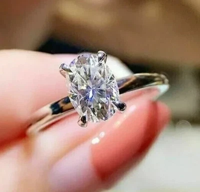 Alianza de oro blanco sólido de 14 K con diamantes cultivados en laboratorio naturales de corte ovalado de 4,00 quilates Foto 1 de 4