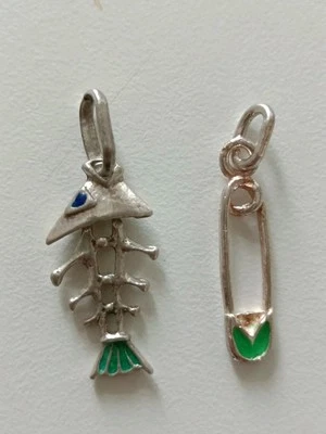 2 Ciondoli Argento 800/925 Lisca Di Pesce E Spilla Da Balia Anni 70 Cm 3,5 Rari  - Immagine 1 di 4