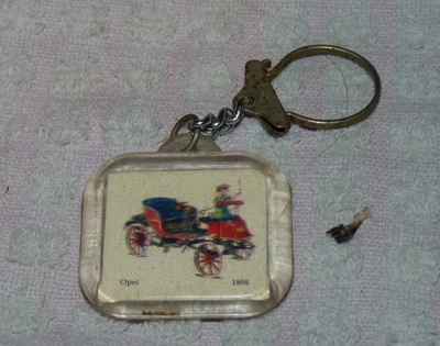 B06 : PORTE CLES ANCIEN INCLUSION VOITURE / OPEL 1898 FAUSTA TOURCOING - Photo 1/2