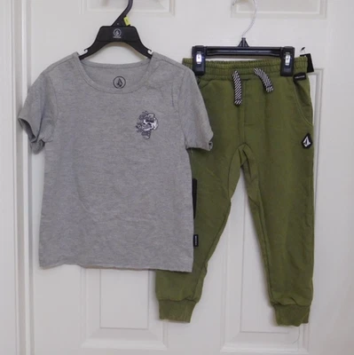 Conjunto de 2 peças de camisa de skate Volcom cinza caveira e joggers azeitona tamanho 4t novo com etiquetas - Imagem 1 de 2