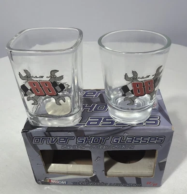 Dale Earnhardt Jr #88 Driver Shot Glasses 2 PK Collector Series Caja Redonda/Cuadrada Foto 1 de 4