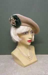 BEIGE BERET HAT WITH GREEN & BEIGE FLOWER DECORATION - 1940S STYLE - Picture 1 of 4