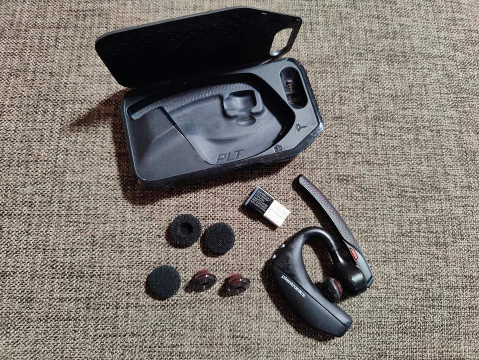 Plantronics Voyager 5200 UC Headset + BT600 USB-A Bluetooth Adapter + Ladeschale - Bild 1 von 1