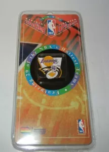 1995 Prodotti Stampati Licenza NBA Los Angeles Lakers Logo Trading Spilla Nuova - Foto 1 di 2