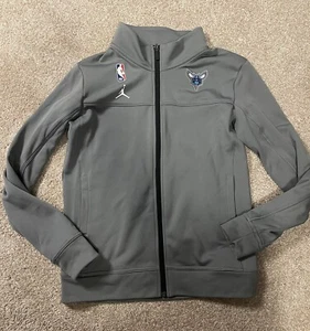NBA Charlotte Hornets Baloncesto Cremallera Completa Gris 2 Bolsillos Talla Pequeña Dri Fit - Imagen 1 de 6