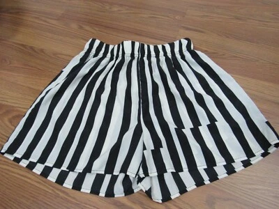 RUE 21,JUNIOR'S 全新 BEIGE/黑色聚乙烯弹性条纹纸袋短裤,M 码 — 第 1/4 张图片