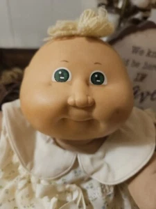 CABBAGE PATCH BABY PUPPE KIND 14 ZOLL BLOND BLAUE AUGEN ***PRE-LOVED*** - Bild 1 von 5