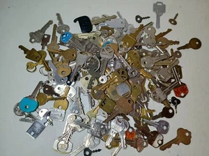 Lot of 170 Piece Misc. Keys Random Mix, Great for Crafts, DIY - SHIPS FREE! - Picture 1 of 10