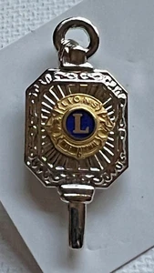 LIONS CLUB INTERNACIONAL TONO PLATA MEMBRESÍA LLAVE COLGANTE/DIJE CORBATA PIN INSIGNIA - Imagen 1 de 4