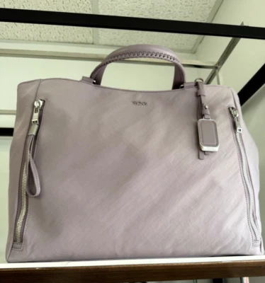 Nuevo con etiquetas Bolso de Mano Tumi Voyageur VALETTA GRANDE para Laptop - LAVANDA con PLATEADO Foto 1 de 4