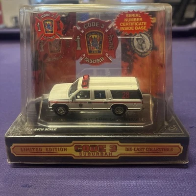 CÓDIGO 3 SUBURBAN #28 DIECAST 1:64 CHEVY EMS RESPUESTA RÁPIDA WASHINGTON DC ¡NUEVO! Nuevo en caja Foto 1 de 4
