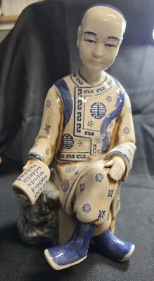 Antique Blue And White Porcelain Oriental Man Statue Holding Scroll - Imagem 1 de 4