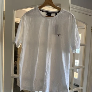 Men's Gant Embroidered Original Shield T-Shirt in White - Picture 1 of 2