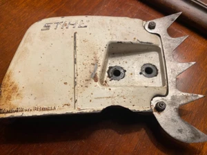 OEM GREAT USED STIHL CHAINSAW 041 CLUTCH COVER w/DAWG 1110 648 0408 FREE SHIPN - Picture 1 of 3
