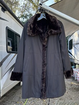 FAUX LEOPARD FUR 双面外套女式小号棕色 HILARY BRADLEY 纽约 — 第 1/4 张图片