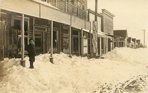c1910 RPPC escena callejera nevada con escaparates marcados Virginia City? bonito sin publicar - Imagen 1 de 2