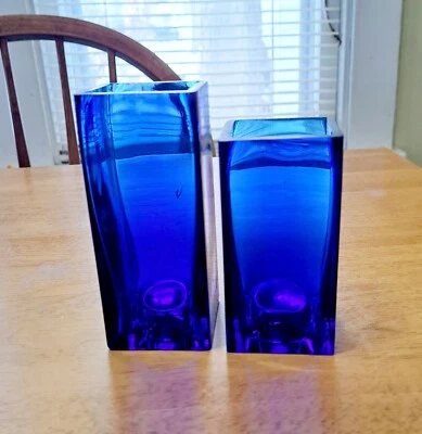 JUEGO DE COLECCIÓN AZUL COBALTO PEQUEÑOS JARRONES CUADRADOS CANDELABROS FLORES LÁPIZ BOLÍGRAFO  Foto 1 de 4