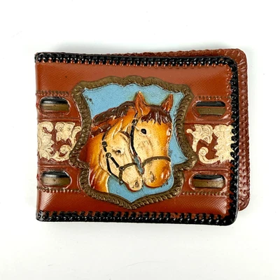 Винтажный Бумажник для Лошади 1950-е Западный Бумажник Пластиковый с Тиснением Лошадь Деталь НЕИСПОЛЬЗОВАННЫЙ - Изображение 1 из 4