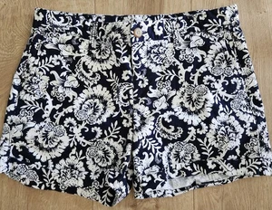 Gap Khakis Girlfriend schwarz weiß Blumen samtig weich Strand Urlaub Shorts Gr. 4 - Bild 1 von 9