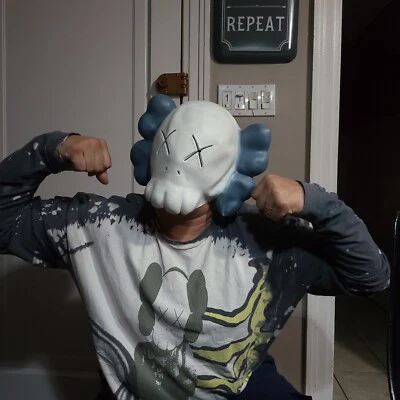 La máscara de Kaws es única y rara Foto 1 de 4