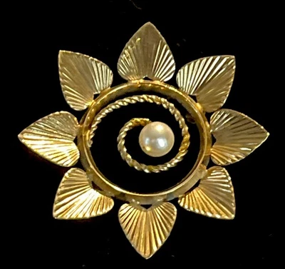 Заколка золотистого цвета с завитком из искусственного жемчуга в виде цветка  - Изображение 1 из 2