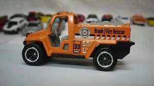 Camión de rescate Matchbox Orange 2017 acosador de incendios Hot Wheels personalizado pasajeros reales - Imagen 1 de 5