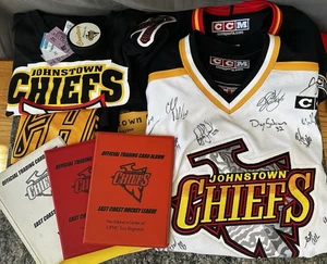 Vintage Johnstown Chiefs signiertes Trikot plus andere Trikots & Erinnerungsstücke - Bild 1 von 20