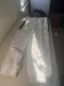 $ 85 NIKE AIR SPORTSWEAR GEFÜTTERTE WASSERABWEISENDE LOCKERE PASSFORM GEWEBTE HOSE WEISS Gr. M - Bild 1 von 6