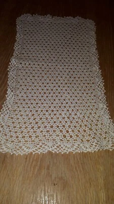 Tischläufer Tischdecke Häkelarbeit beige 47 cm x 25 cm Handarbeit Vintage  - Bild 1 von 4