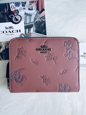 NUEVO CON ETIQUETAS BILLETERA DISNEY X COACH MIXTA DÁLMATAS PEQUEÑA CREMALLERA ALREDEDOR MELOCOTÓN CLARO 76837 Foto 1 de 4