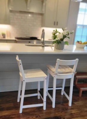 2 weiße Barstühle von IKEA zu verkaufen, wie NEU, 62 cm, Kiefer - Bild 1 von 2