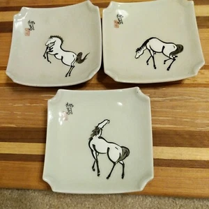 OMC Japón 3 Platos Pequeños Caballos con Acentos Elevados Gris Blanco Negro 4.75" x 4.75 - Imagen 1 de 6