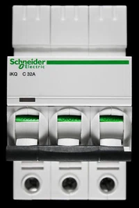 SCHNEIDER 32 AMP CURVE C 10kA TRIPLE POLE MCB CIRCUIT BREAKER IKQ A9F57332 - Picture 1 of 6