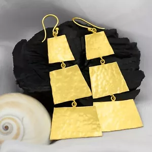 Pendientes colgantes largos martillados diseño hecho a mano pendientes de latón chapado en oro de 18 quilates - Imagen 1 de 7