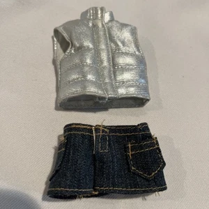Conjunto Muñeca Barbie - Mini Falda Denim, Chaleco Plateado Sin Mangas, Zapatos de Bomba Plateados - Imagen 1 de 12
