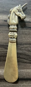 Cuerno de zapato unicornio de latón ornamentado vintage de 8" - Imagen 1 de 11