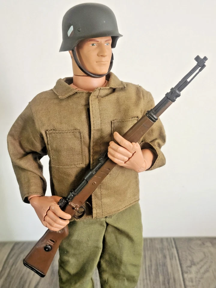 De colección Siglo XXI 12" GI JOE WW2 Soldado Alemán CASCO y Perno Acción Rifle Foto 1 de 4