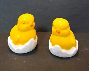 2 Pudgy Easter Chicks In Eggs Vintage Chalkware Hobbyist Plaster Figurines - Bild 1 von 7
