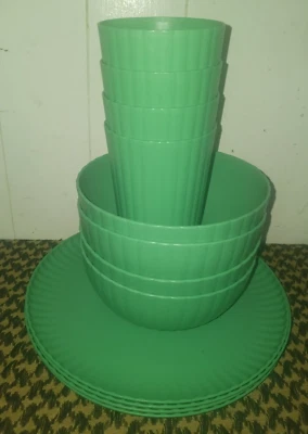 12 pcs Mainstays Plastic ribbed Dinner Plates,Cereal Bowls &Tumblers 18 oz green - Image 1 of 4