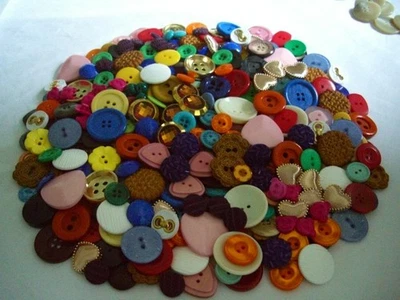 JOB LOT  ASSORTED  MIXED  COLOURFUL BUTTONS  ( PACK  A)  APPROX 500 gr  FREE P&P - image 1 of 4
