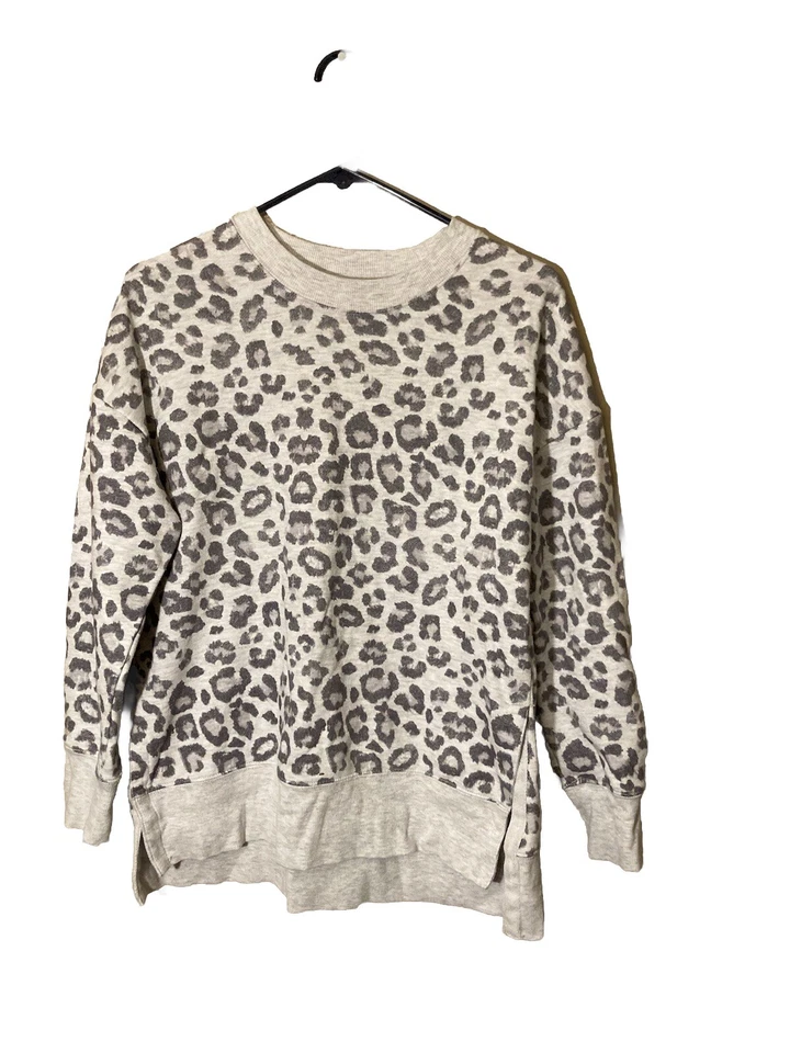 Green Tea Sweatshirt Women’s Medium, Grey Leopard, Side Slits, Lightweight, Nice - Image 1 of 4