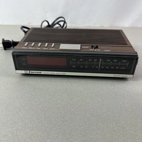 Vintage Emerson AM/FM Digital Alarm Clock Radio RED5511B Wood Grain Cover